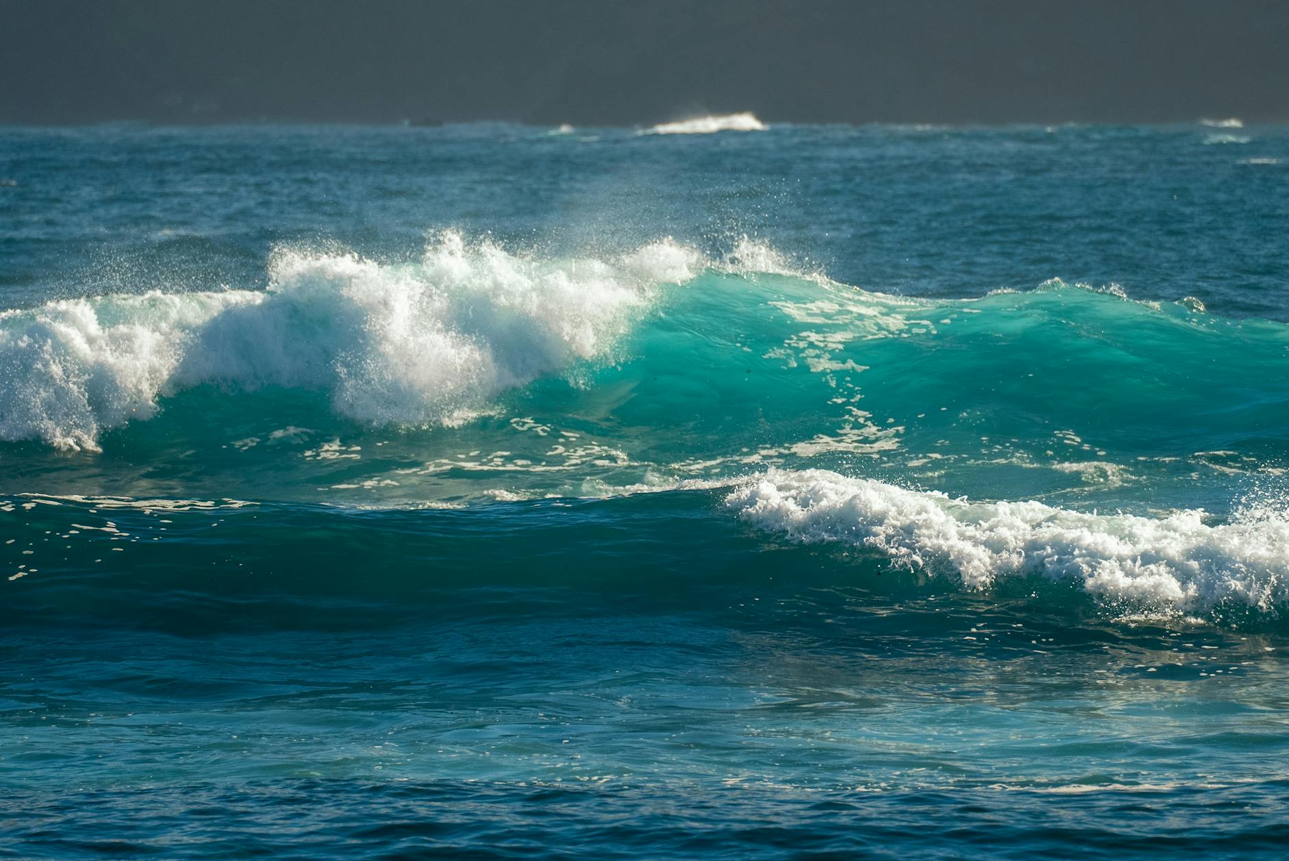 fizzing sea wave